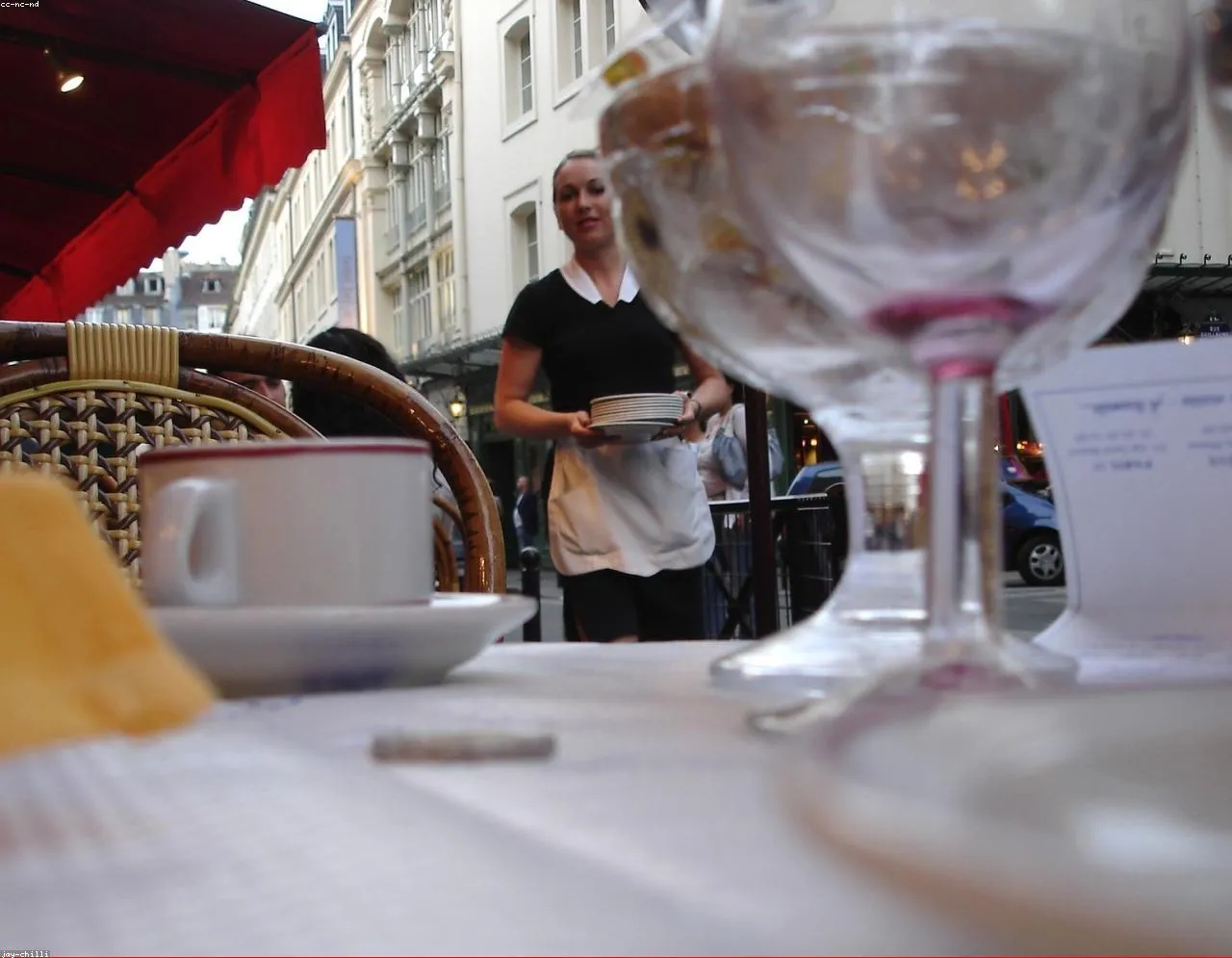 Stolik na tarasie restauracji Sottovoce